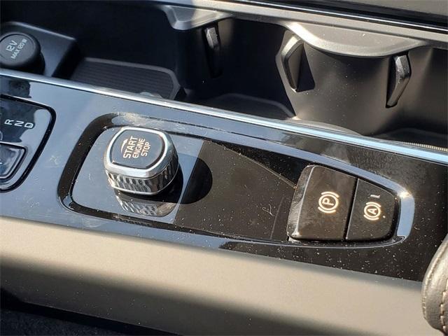 Photo of 2025 Onyx Black Metallic Volvo XC60
