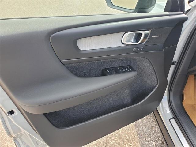 Photo of 2026 Metallic Volvo XC40