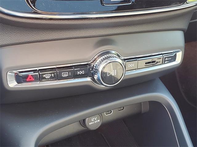 Photo of 2023 Crystal White Metallic Volvo XC40 Recharge Pure Electric