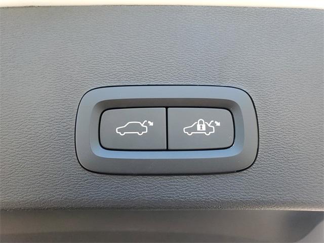Photo of 2023 Crystal White Metallic Volvo XC40 Recharge Pure Electric