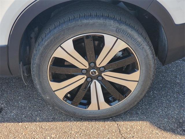 Photo of 2023 Crystal White Metallic Volvo XC40 Recharge Pure Electric