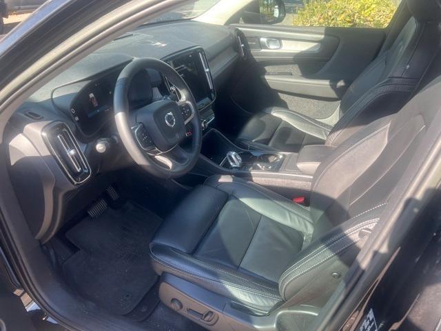 Photo of 2023 Onyx Black Metallic Volvo XC40