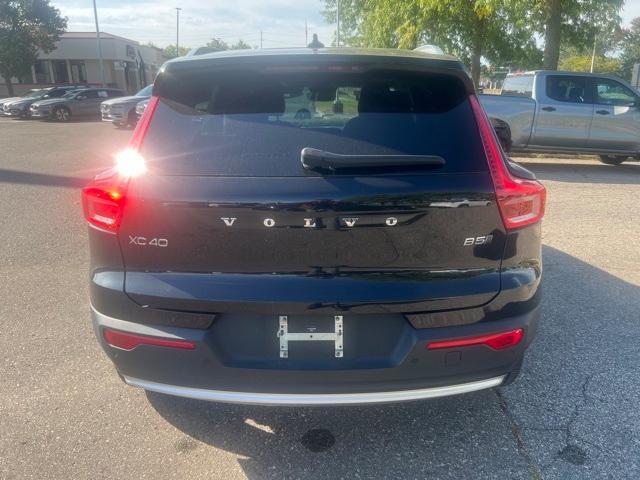 Photo of 2023 Onyx Black Metallic Volvo XC40