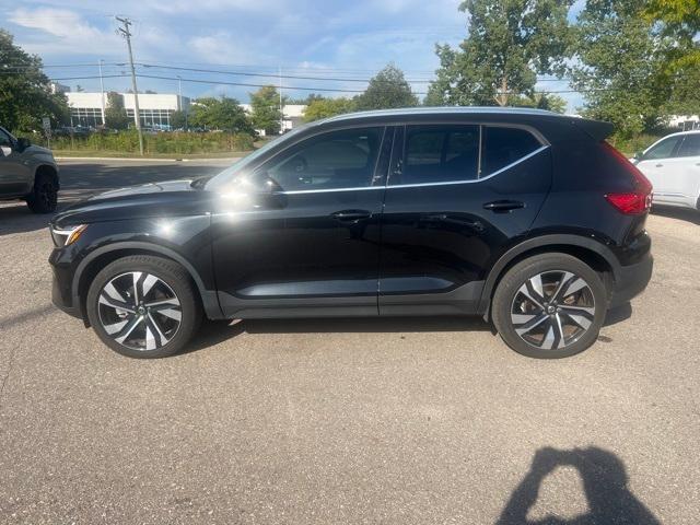 Photo of 2023 Onyx Black Metallic Volvo XC40
