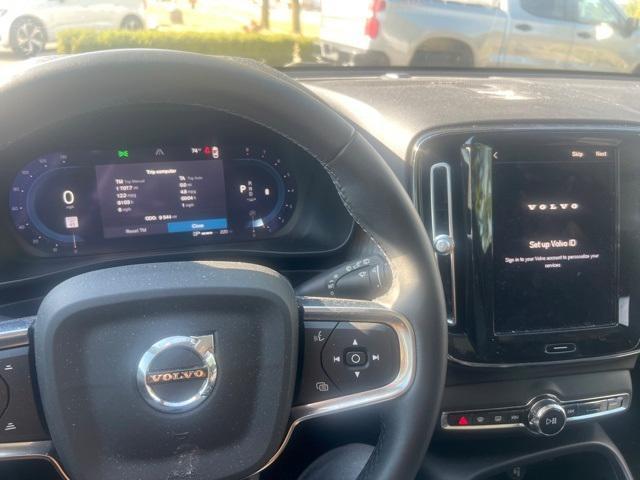 Photo of 2023 Onyx Black Metallic Volvo XC40