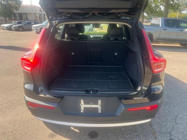 Photo of 2023 Onyx Black Metallic Volvo XC40