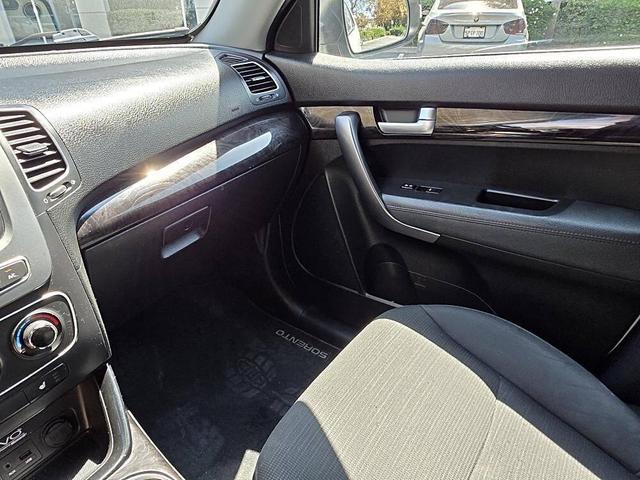 Photo of 2014 Snow White Pearl Kia Sorento