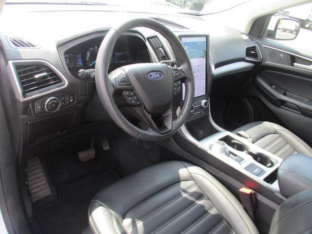 Photo of 2022 Oxford White Ford Edge