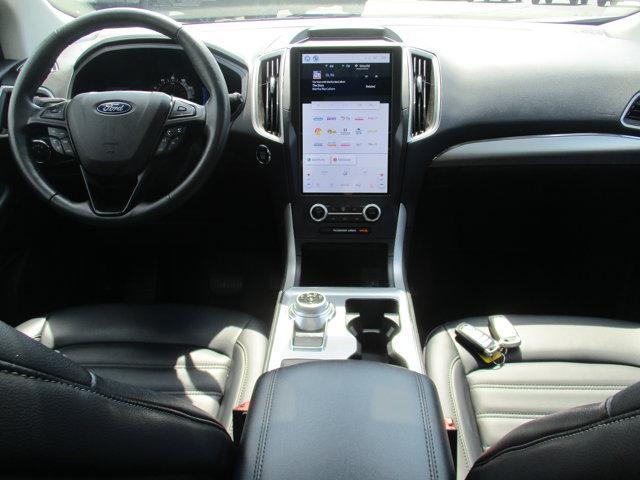 Photo of 2022 Oxford White Ford Edge