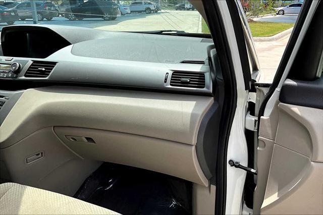 Photo of 2015 White Diamond Pearl Honda Odyssey