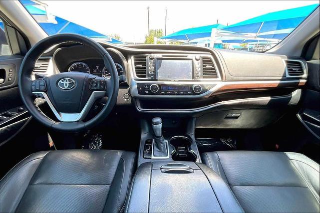 Photo of 2015 Ooh La La Rouge Mica Toyota Highlander