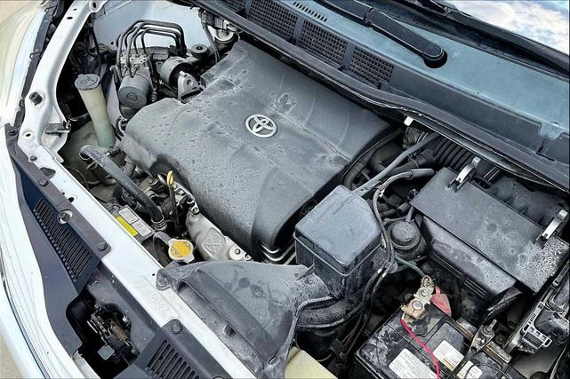 Photo of 2015 Super White Toyota Sienna