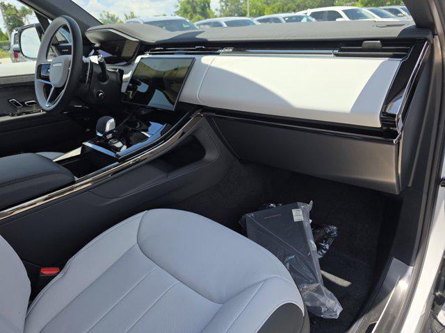 Photo of 2025 Fuji White Land Rover Range Rover Sport