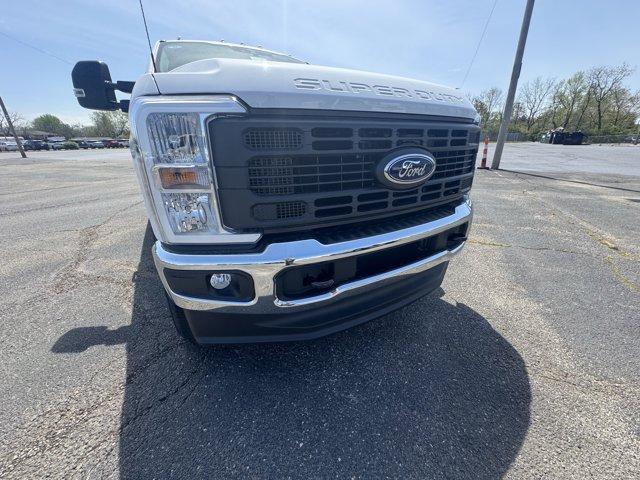 Photo of 2025 Oxford White Ford F-350