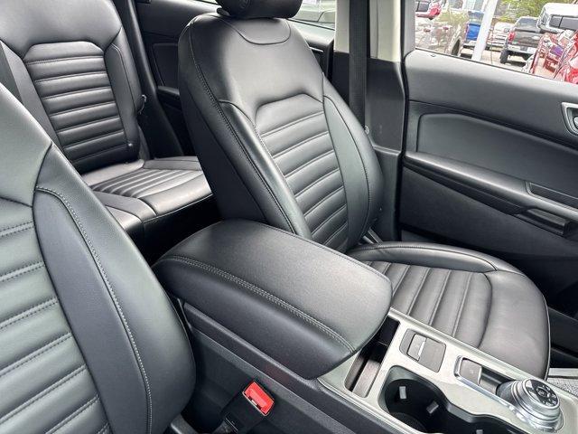 Photo of 2024 Iconic Silver Ford Edge
