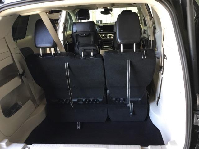 Photo of 2022 Brilliant Black Crystal Pearlcoat Chrysler Pacifica
