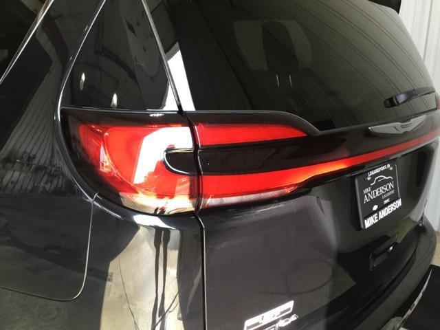 Photo of 2022 Brilliant Black Crystal Pearlcoat Chrysler Pacifica
