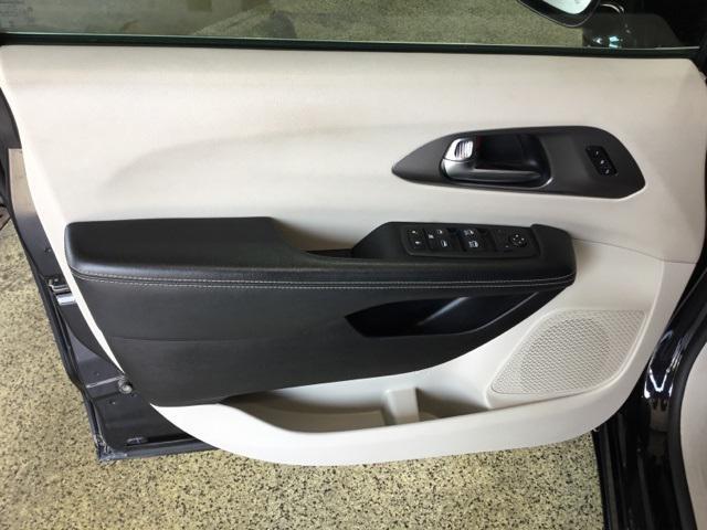 Photo of 2022 Brilliant Black Crystal Pearlcoat Chrysler Pacifica