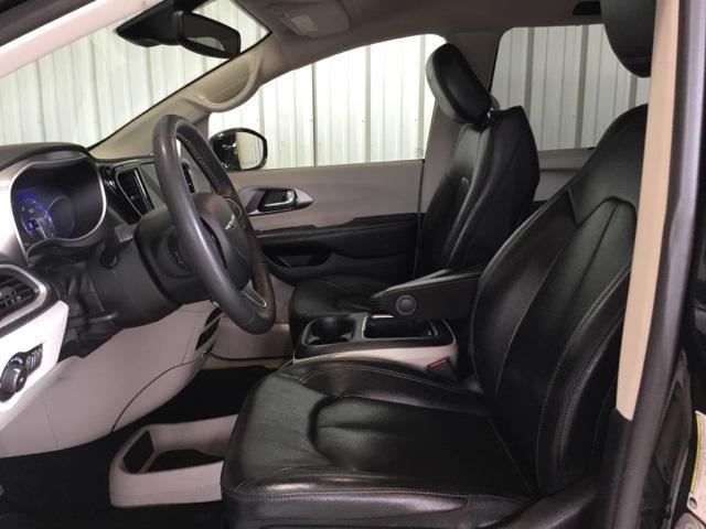 Photo of 2022 Brilliant Black Crystal Pearlcoat Chrysler Pacifica