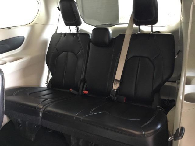 Photo of 2022 Brilliant Black Crystal Pearlcoat Chrysler Pacifica