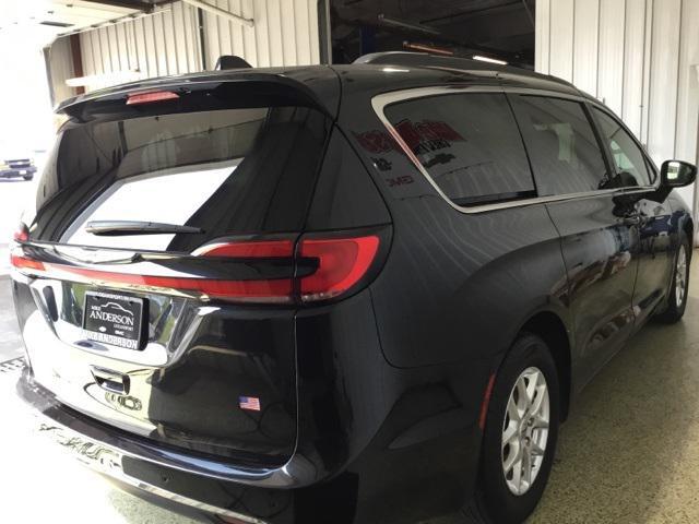 Photo of 2022 Brilliant Black Crystal Pearlcoat Chrysler Pacifica