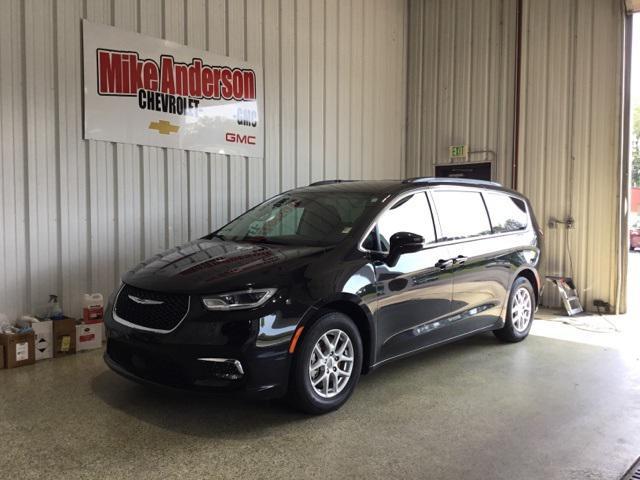 Photo of 2022 Brilliant Black Crystal Pearlcoat Chrysler Pacifica