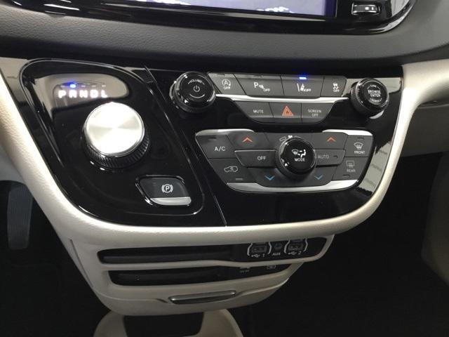 Photo of 2022 Brilliant Black Crystal Pearlcoat Chrysler Pacifica