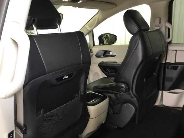 Photo of 2022 Brilliant Black Crystal Pearlcoat Chrysler Pacifica