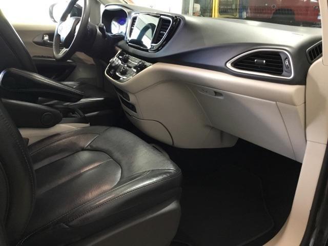 Photo of 2022 Brilliant Black Crystal Pearlcoat Chrysler Pacifica