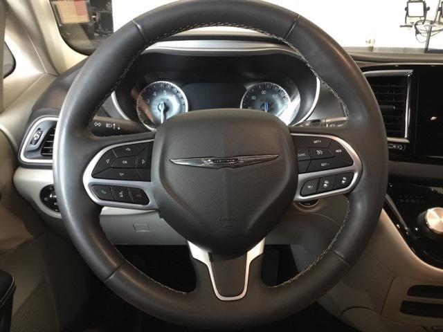Photo of 2022 Brilliant Black Crystal Pearlcoat Chrysler Pacifica