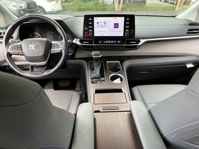 Photo of 2022 Midnight Black Metallic Toyota Sienna