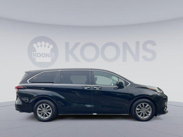 Photo of 2022 Midnight Black Metallic Toyota Sienna