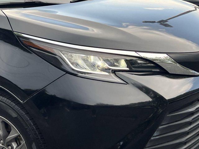 Photo of 2022 Midnight Black Metallic Toyota Sienna