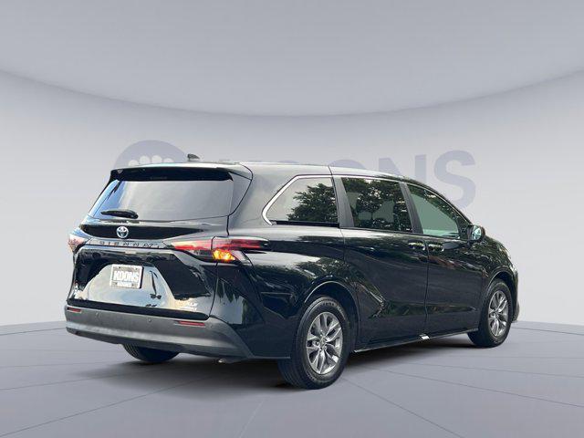 Photo of 2022 Midnight Black Metallic Toyota Sienna