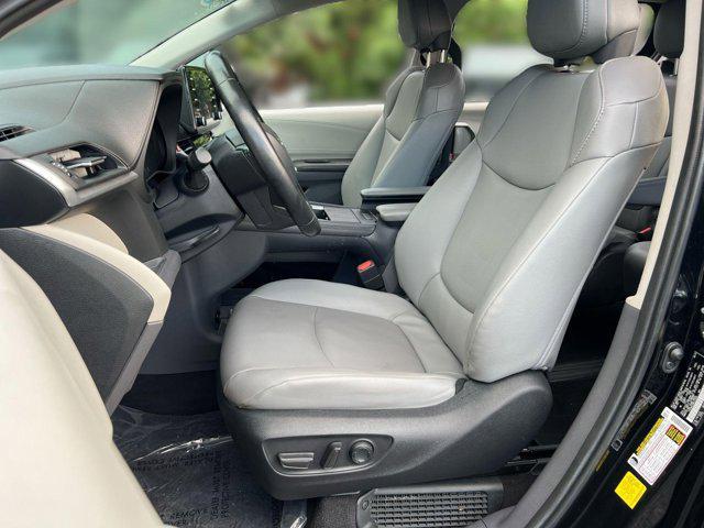Photo of 2022 Midnight Black Metallic Toyota Sienna