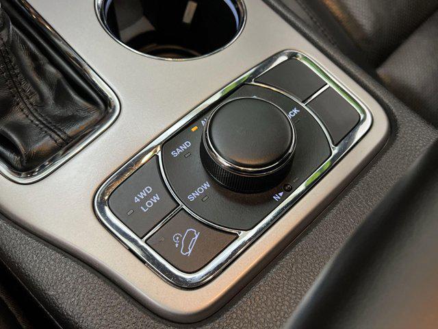Photo of 2019 Walnut Brown Metallic Clearcoat Jeep Grand Cherokee