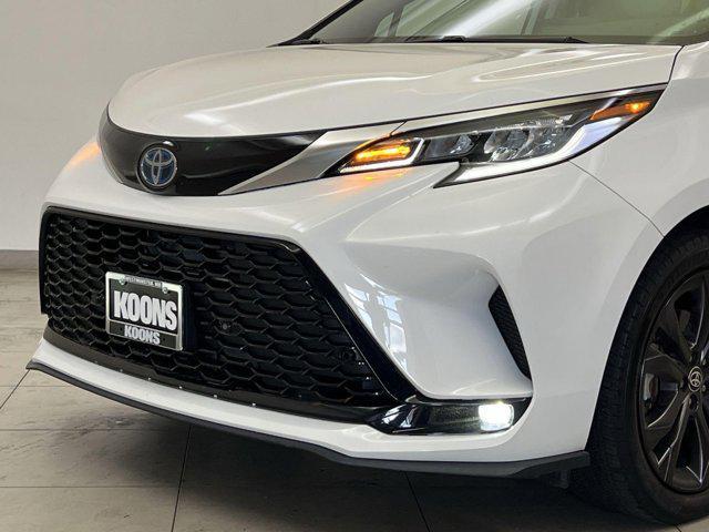Photo of 2022 White Toyota Sienna