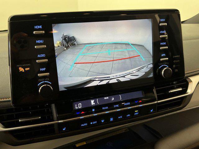 Photo of 2022 White Toyota Sienna