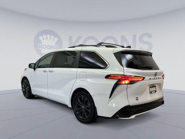 Photo of 2022 White Toyota Sienna