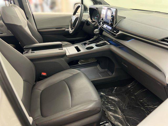 Photo of 2022 White Toyota Sienna