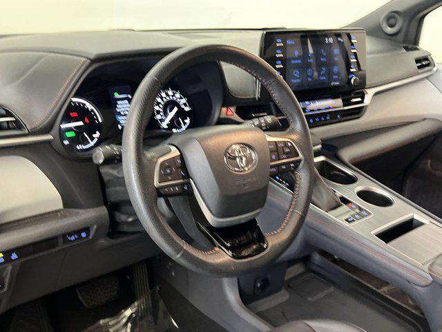 Photo of 2022 White Toyota Sienna