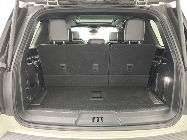 Photo of 2021 Star White Ford Expedition