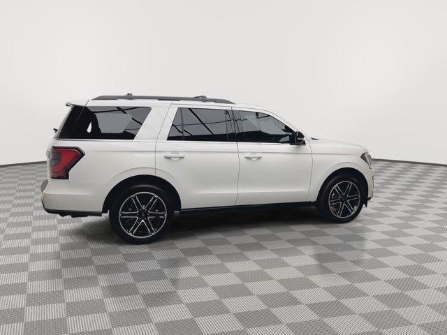 Photo of 2021 Star White Ford Expedition