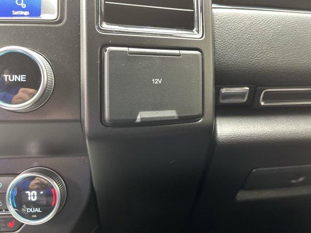 Photo of 2021 Star White Ford Expedition