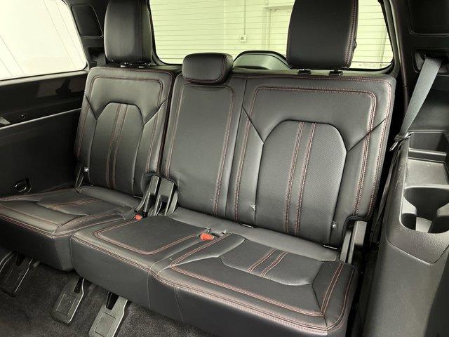 Photo of 2021 Star White Ford Expedition