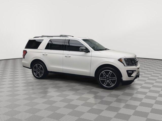 Photo of 2021 Star White Ford Expedition