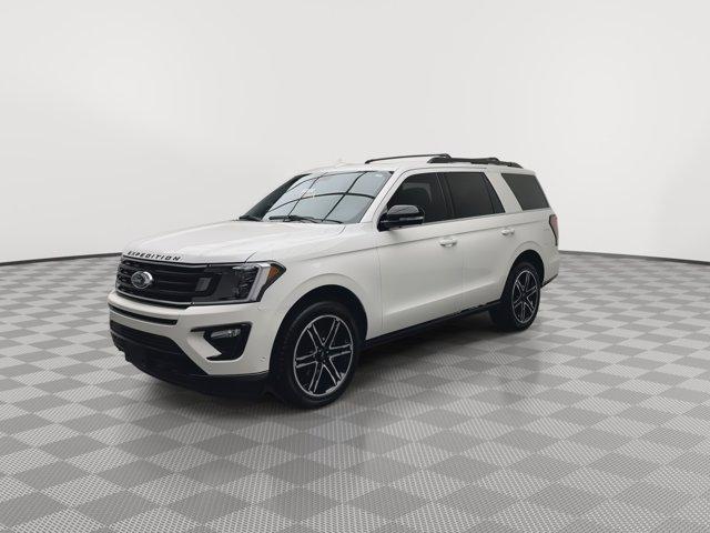 Photo of 2021 Star White Ford Expedition