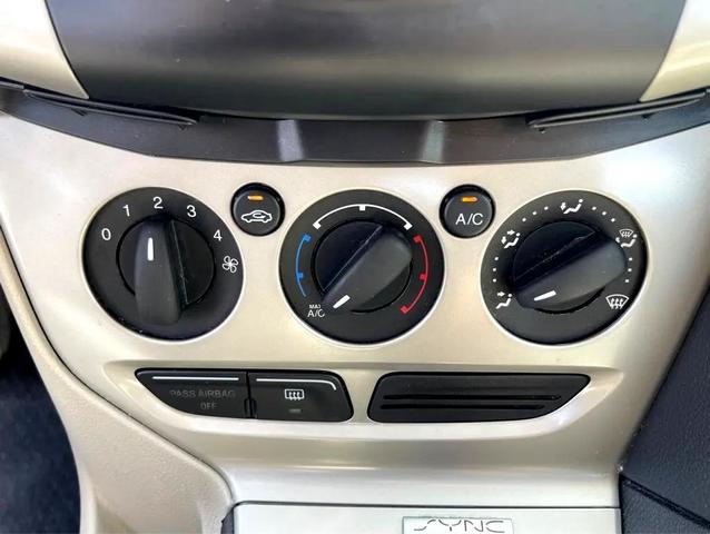 Photo of 2013 Oxford White Ford Focus