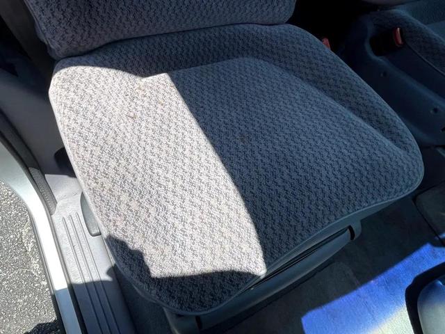 Photo of 2000 Bright Silver Metallic Clearcoat Chrysler Voyager
