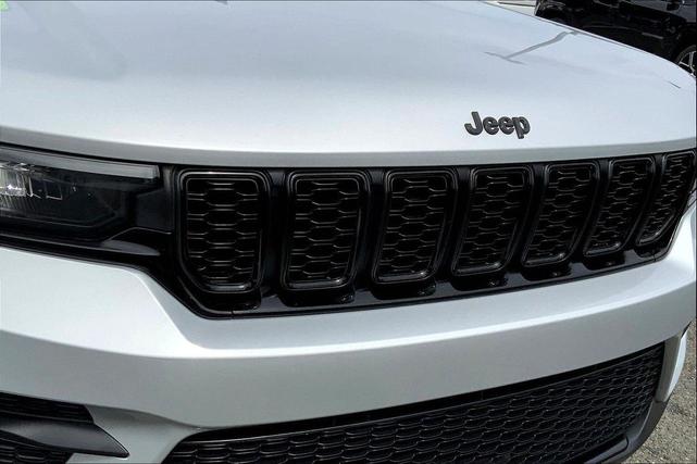 Photo of 2023 Silver Zynith Jeep Grand Cherokee